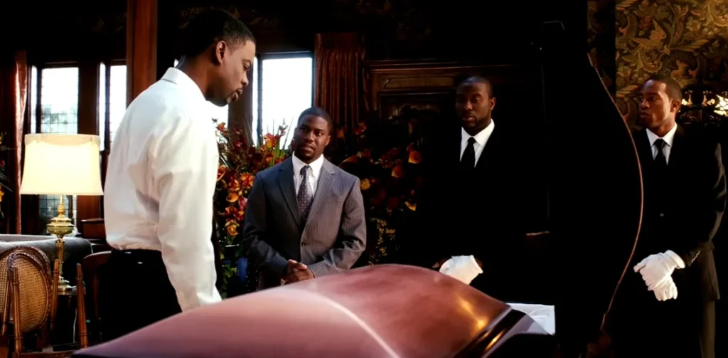 Кадр із кінострічки "Смерть на похороні"