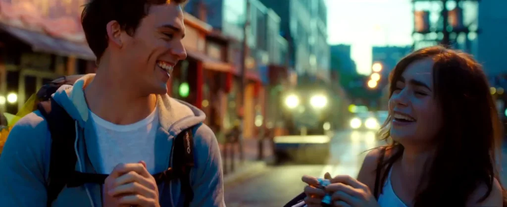 Алекс та Розі посеред вулиці, кадр з фільму "З любовʼю, Розі"