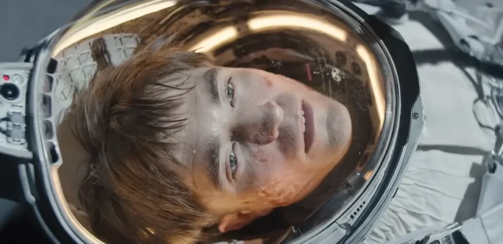 Молодий чоловік у скафандрі у фільмі "Мікі 17"