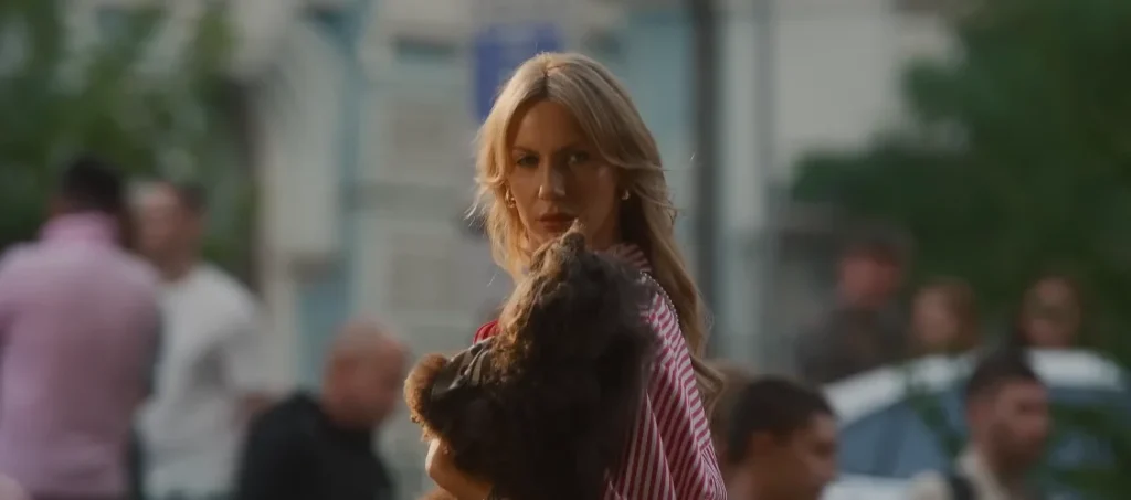 Леся Нікітюк із собачкою у фільмі "Песики"