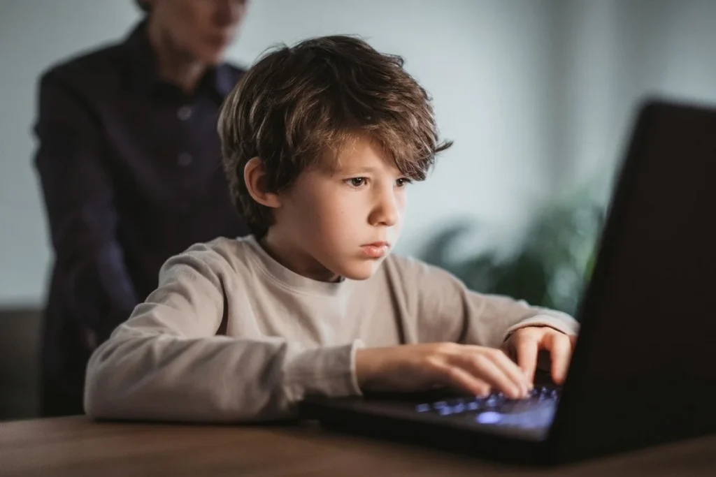 Хлопчик грає в ноутбуці 