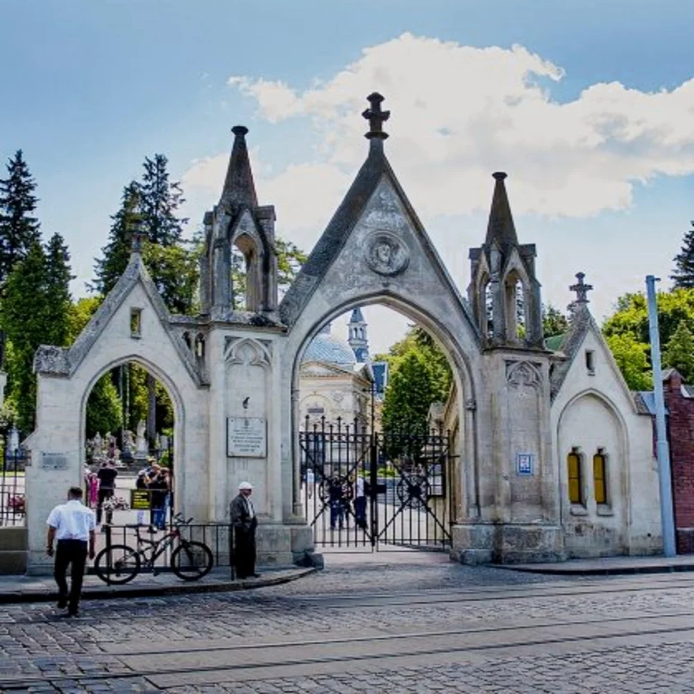 Вхід на Личаківський цвинтар 