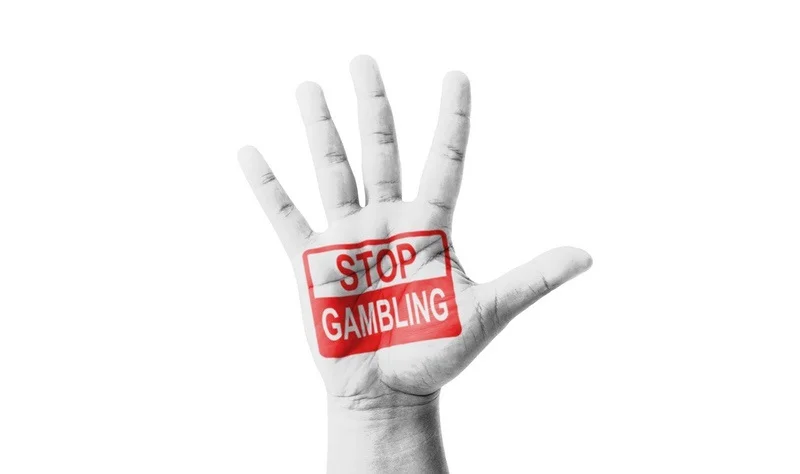 Біла рука із написом - stop gambling